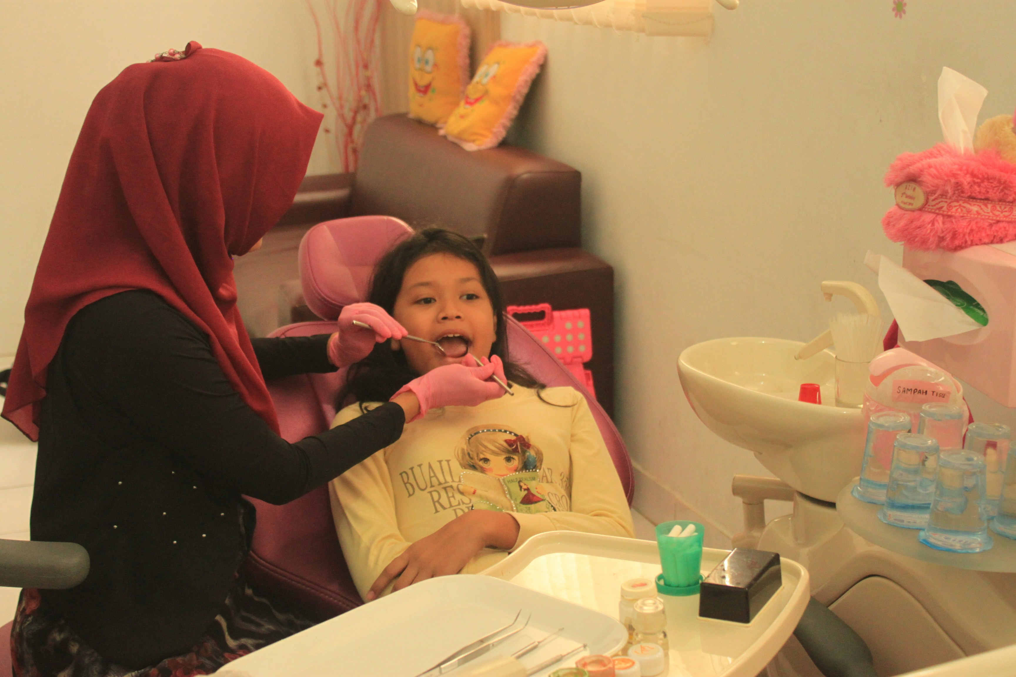 a child is having a dentist checkup
